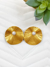 Load image into Gallery viewer, What A Pearl Wants Shell Polymer Earrings